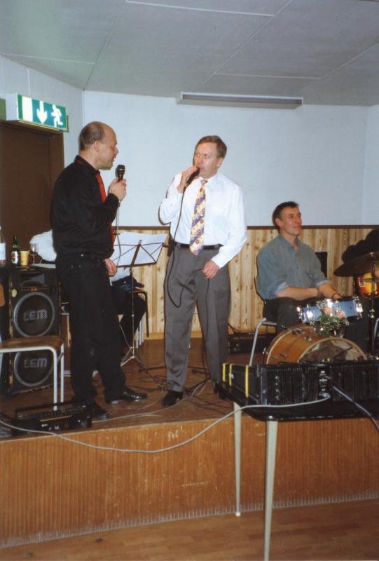 Anders Wärn och Christer Fransson sjunger duett.