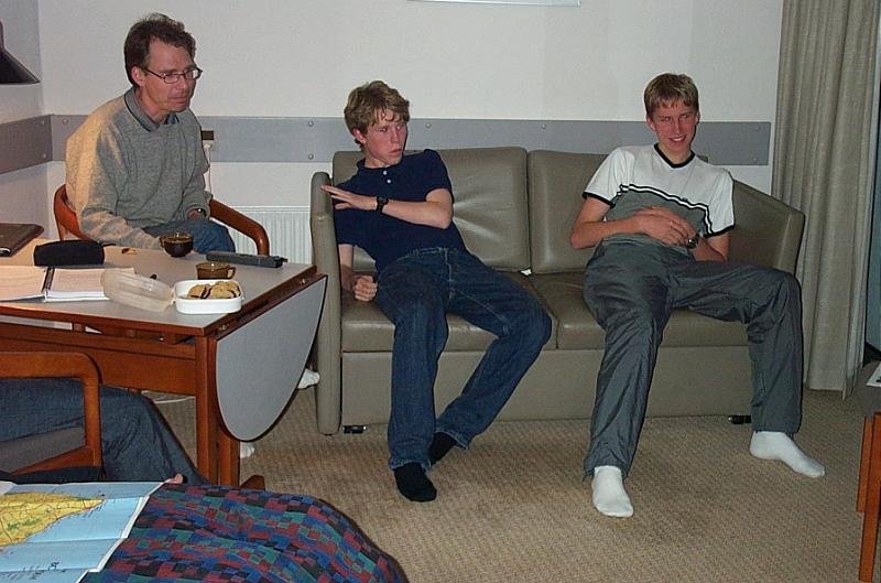 Thomas, Emil och Johan laddar med lite TV-tittande.