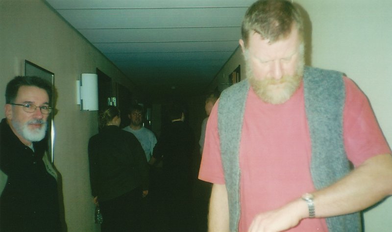 Samvaro i korridoren. Foto: Thomas Svensson.