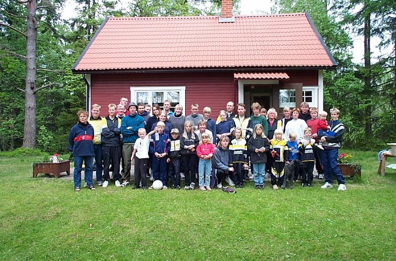 Alla lägerdeltagare samlade framför Björkastugan.