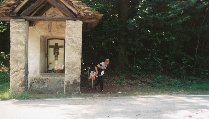 Dag 1, 1 mil från Tenero i Schweiz. Johan H stämplar vid sista kontrollen (ett kapell).