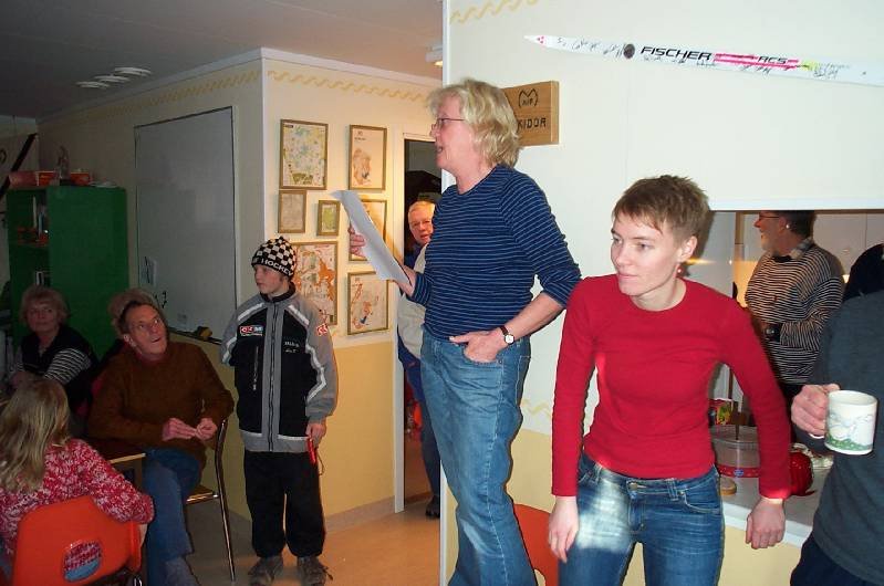 Stina läser upp svaren på de kluriga frågorna.