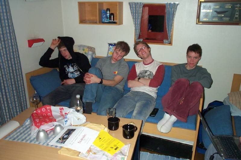 Erik, Martin, Emil och Anna kopplar av i TV-soffan.