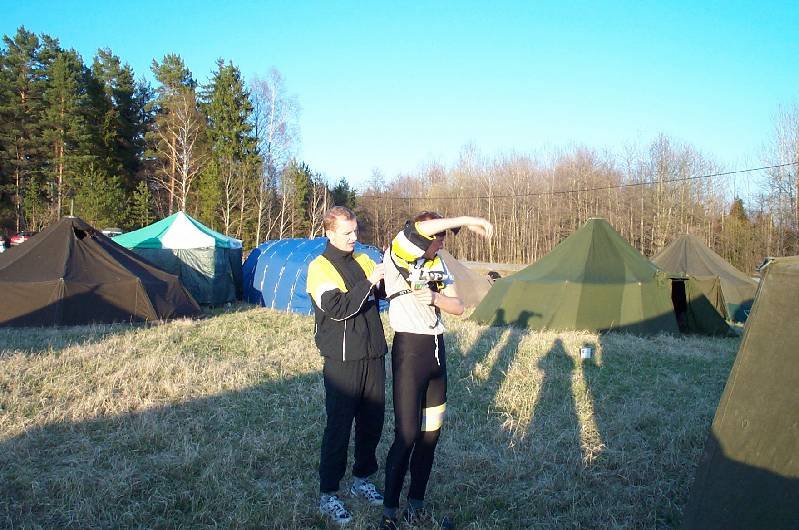 Pelle hjälper Jösse med lampan.