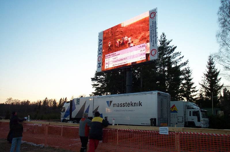 På storbildsskärmen kunde man bl.a. se löparna passera TV-kontroller.