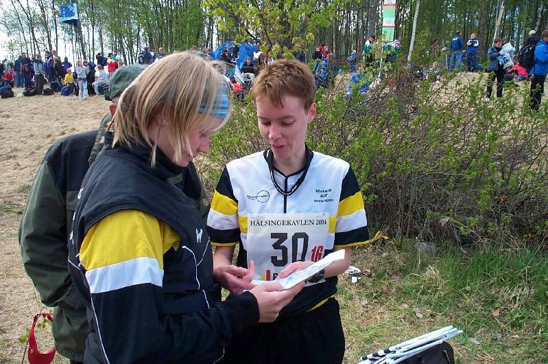 Anna visar hur hon sprungit.