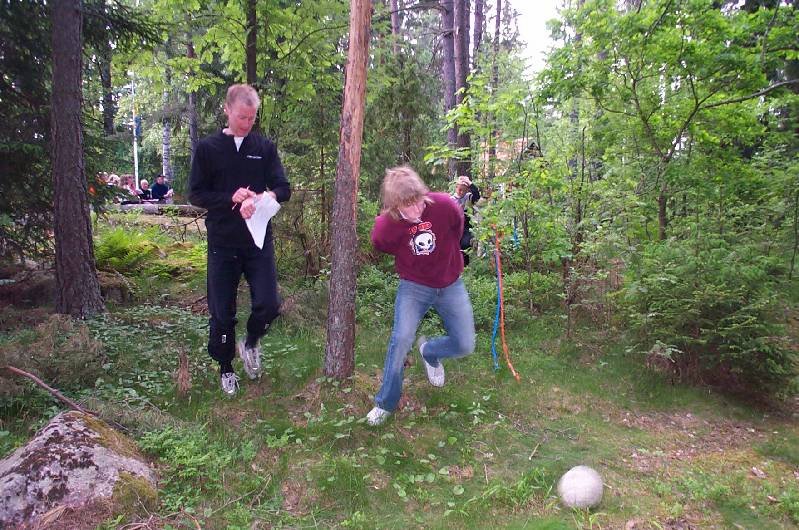 Erik försöker dribbla en fotboll genom skogen.