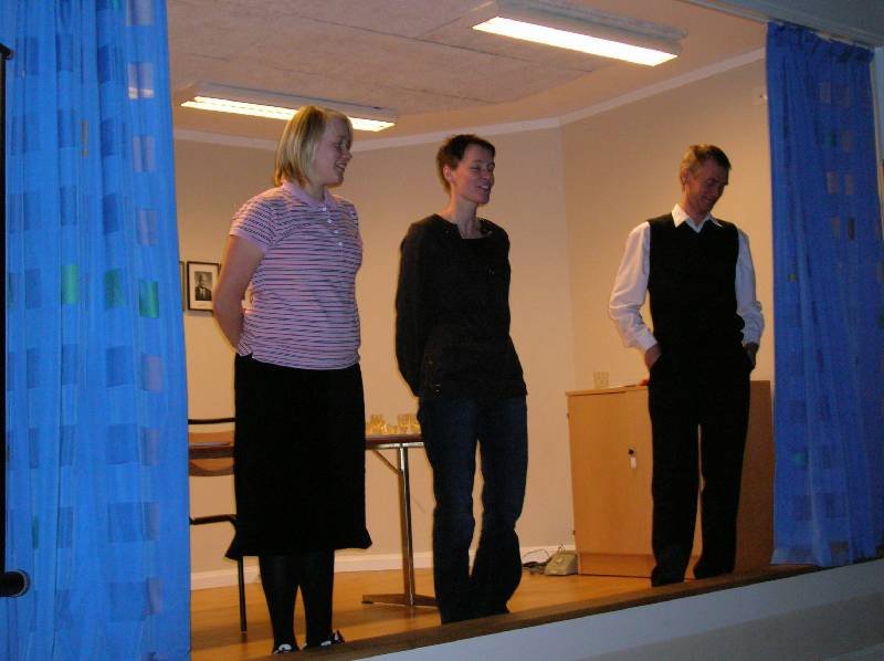 Lisa, Anna och Fredrik underhöll med sedvanligt spex.