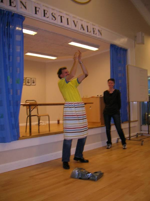 Jösse får en bast(u)-kjol.