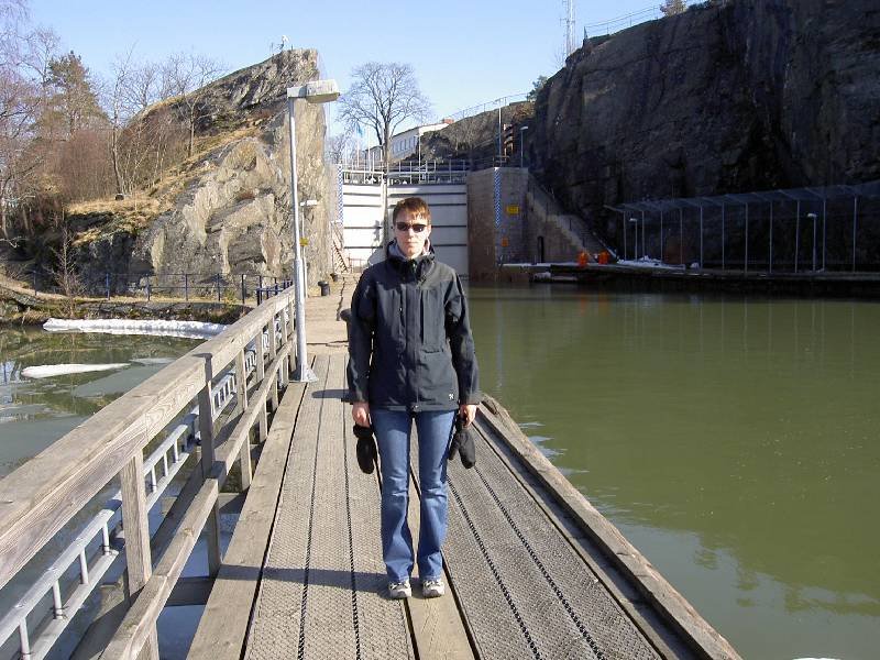 Anna på sightseeing vid Trollhättans slussar.