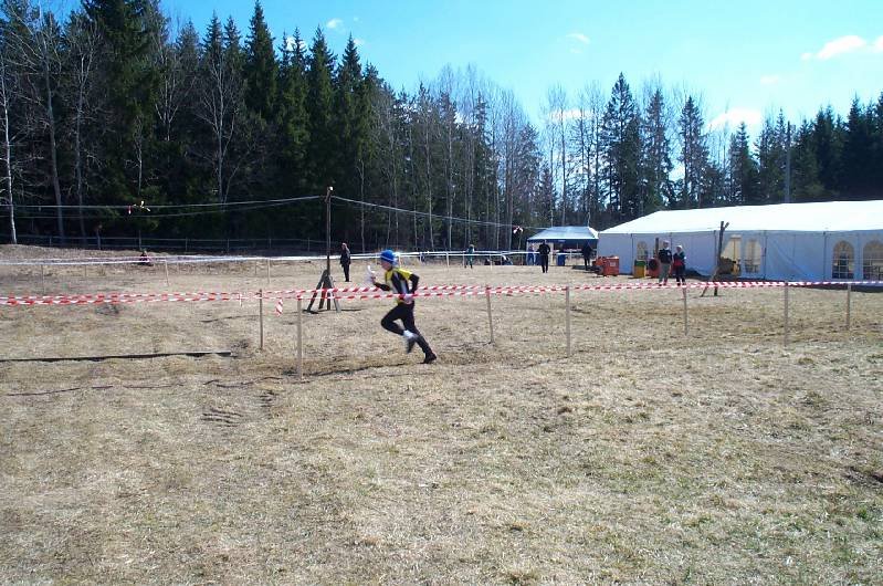 Johan K springer ut på tredje sträckan för andralaget.