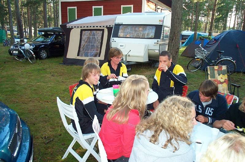 Långbordsfika.
