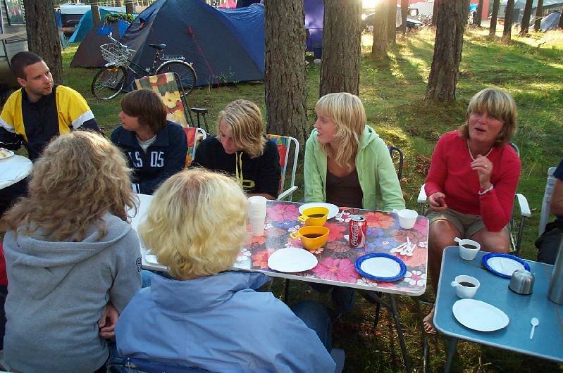 Långbordsfika.