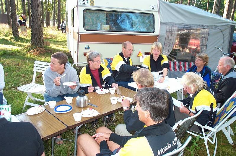 Långbordsfika.