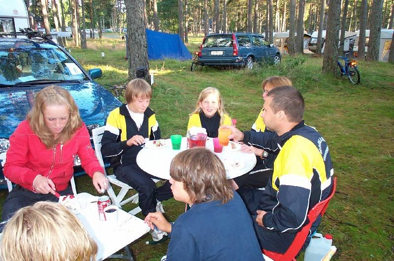 Långbordsfika.