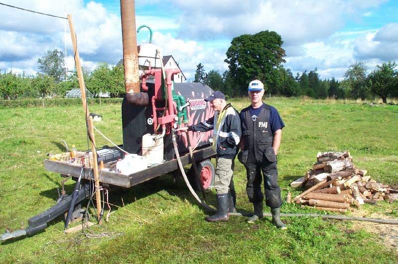 Hasse och Janne övervakar värmepannan.