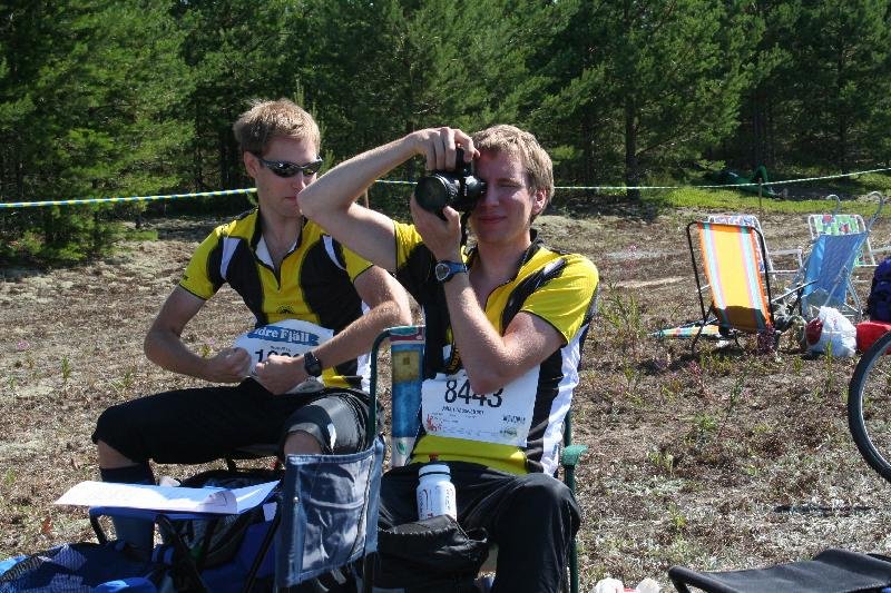 Johan försöker fånga något på bild.