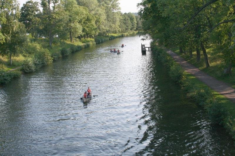 Resterande kanoter är inte långt efter.