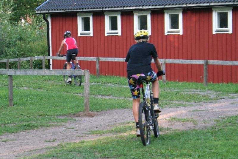 Åsa jagar mamma Laila ut på cyklingen.