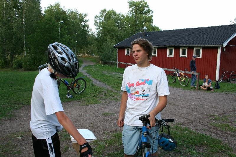 Jonas och Gustav kollar resultaten.