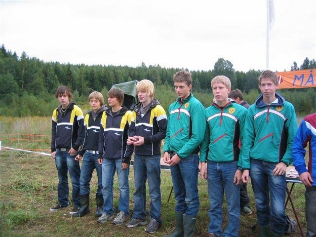 H16-grabbarna får sina bronsmedaljer.