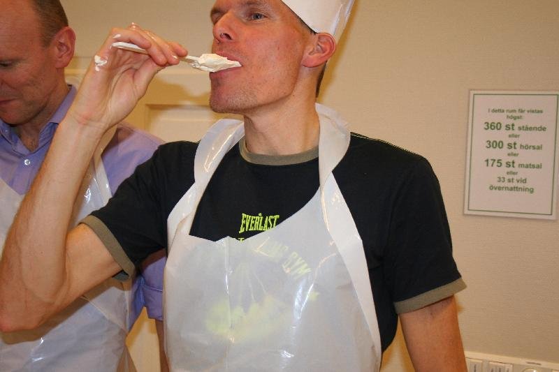 Jösse provsmakar grädden.