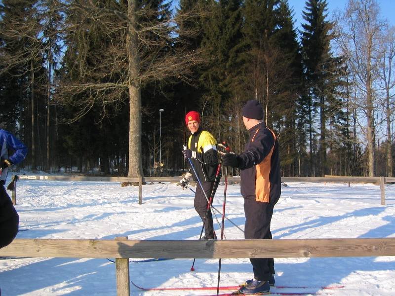 Gustav och Jan testar skidorna. Foto: Peter Bergstrand.