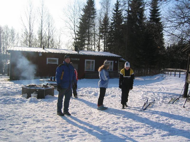 Christer förbereder korvgrillningen. Foto: Peter Bergstrand.