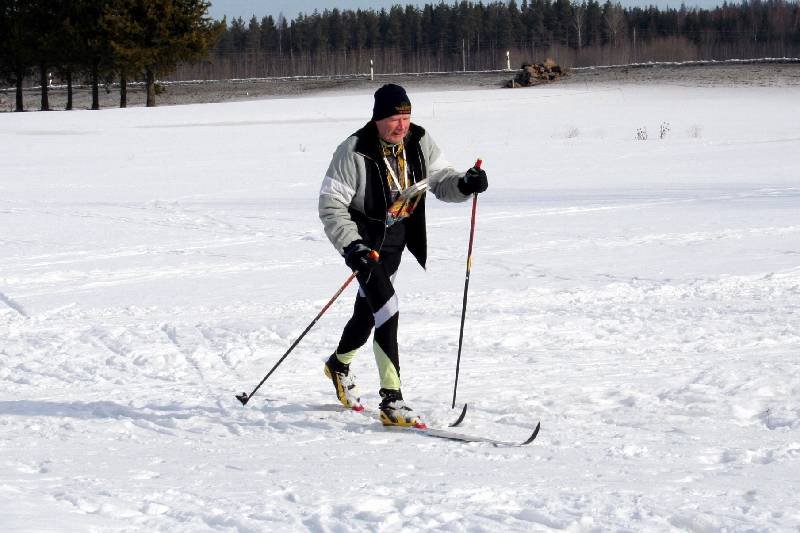 Hasse testar skidorna.