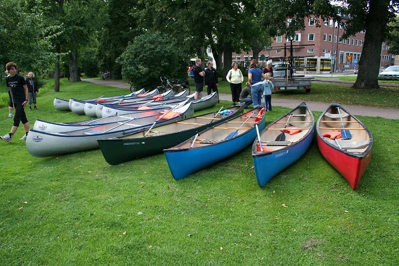 Kanoterna ligger redo i kanalparken.