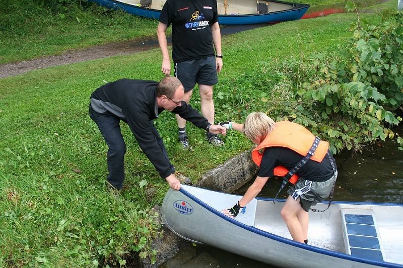 Jocke ger Per en hjälpande hand.