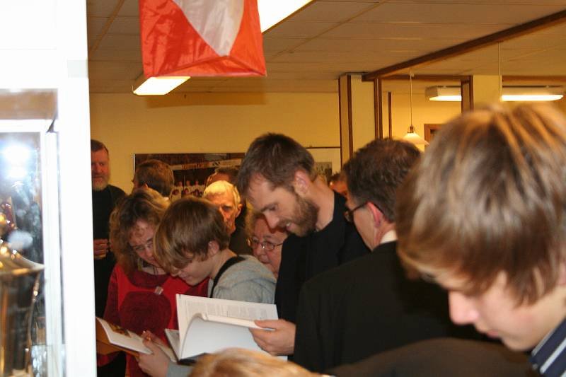 Många var intresserade av jubileumsböckerna.