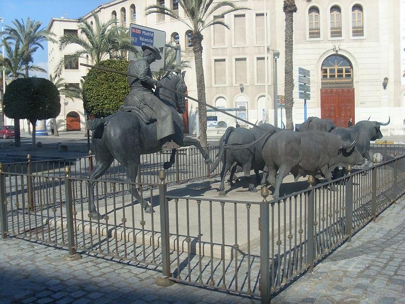 Dag 5. Turistande i Alicante. Ytterligare tecken på att Spanien är tjurfäktningens land. Foto: Oskar Höglund.
