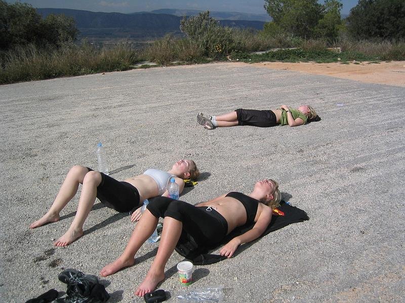 Dag 7. En stunds välbehövlig vila i solen efter den tuffa träningen. Foto: Bergstrand.