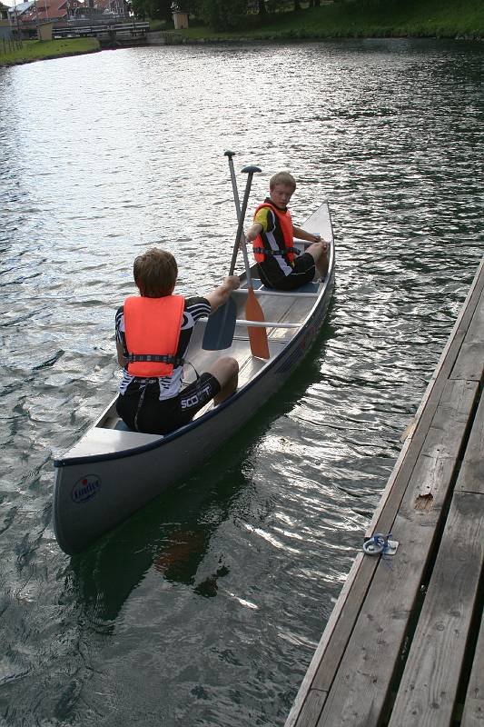 Oskar och Victor har fått sin kanot i vattnet.