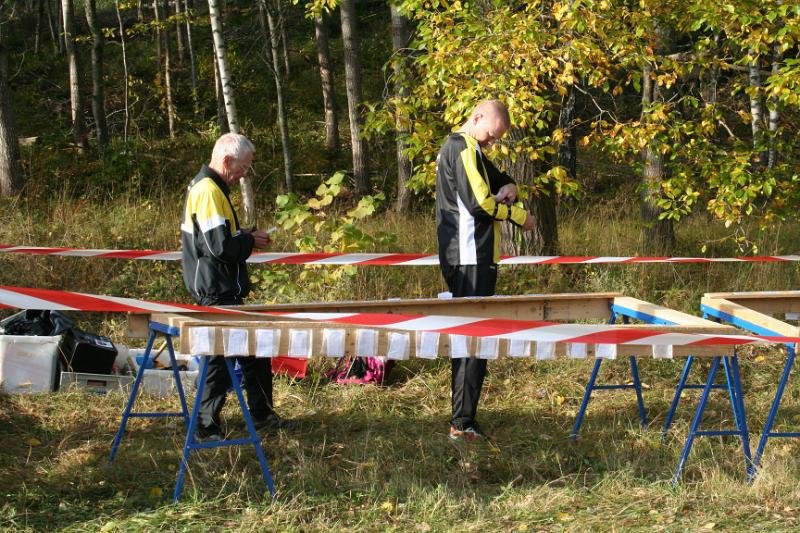 Kalle och Henrik mitt i startproceduren.
