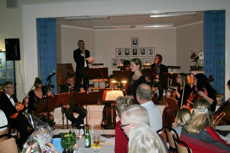 Motala Orkesterförening, där Linda Korall spelar fiol, stod för underhållning i form av ett musik-quiz.