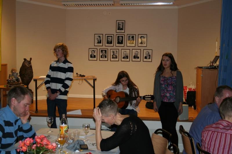 Några av låtarna framfördes av våra skönsjungande ungdomar Emil och Wilma fint ackompanjerade av Josefin.