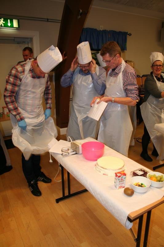 Förberedelser inför tårtgarnering.