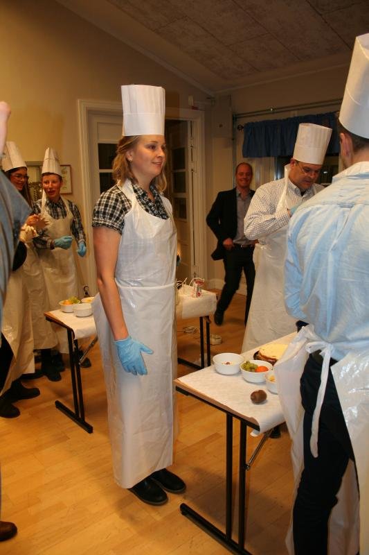 Förberedelser inför tårtgarnering.